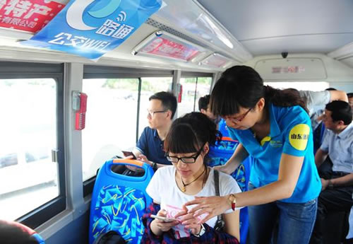 乘車(chē)體驗(yàn)者登陸客戶(hù)端連接公交WiFi