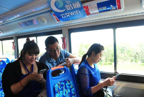 乘車(chē)體驗(yàn)者登陸客戶(hù)端連接公交WiFi